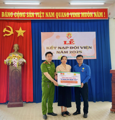 Công ty TNHH MTV xổ số kiến thiết tỉnh Bình Dương trao tặng công trình "Vì đàn em thân yêu"