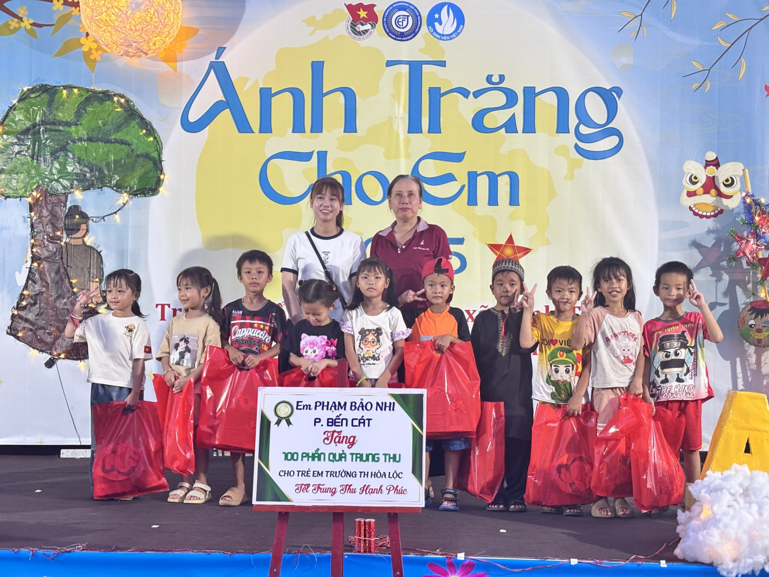 TỔ CHỨC “ÁNH TRĂNG CHO EM” CHO CÁC EM HỌC SINH TRƯỜNG TH HOÀ LỘC